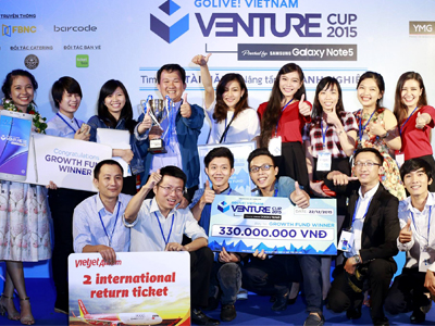 Team Hoayeuthuong.com celebrates the victory